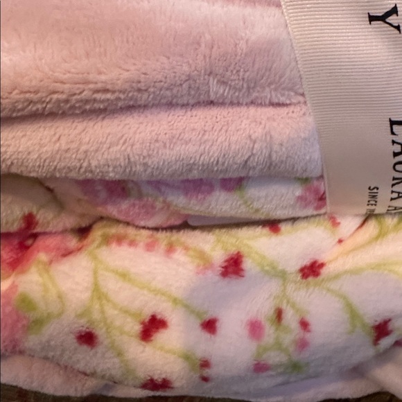 Laura Ashley Throws - Picture 4 of 12